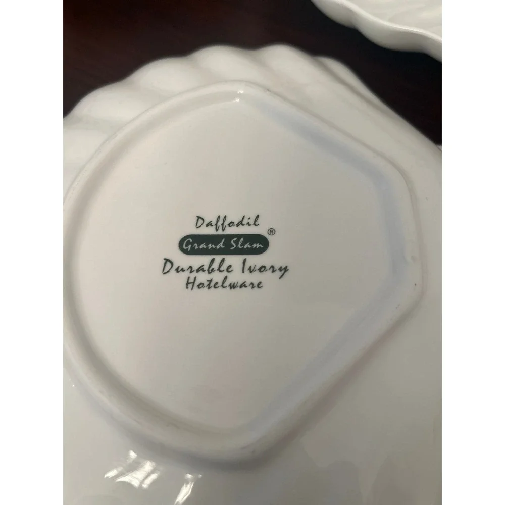 Daffodil white, scallop shell-shaped ceramic dishes‎ set of 4